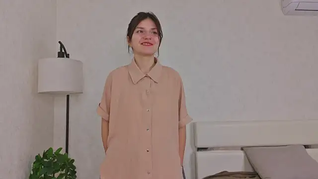 NyraVesperis online show from April 3, 2026, 6:53 am