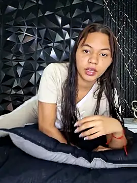 AriadnaLoren online show from April 6, 2026, 3:02 am