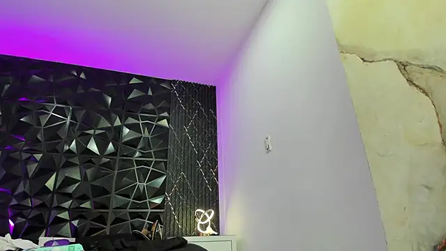 AriadnaLoren online show from April 6, 2026, 4:46 am