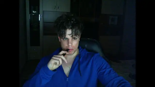 GymGuy0505 online show from April 17, 2026, 10:12 pm