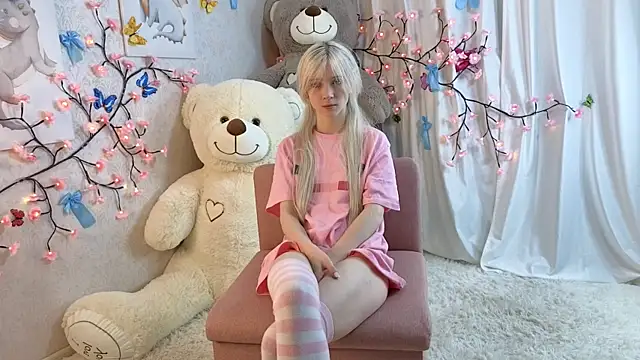 ViollaBloom online show from January 13, 2026, 1:31 am