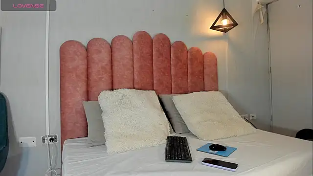 Snapshot of bella_jonnes_ chatting on December 17, 2025, 8:25 pm bella jonnes online show from December 17, 2025, 8:25 pm