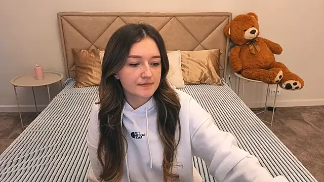 Snapshot of CyrenaLuxe chatting on April 1, 2026, 6:59 am CyrenaLuxe online show from April 1, 2026, 6:59 am