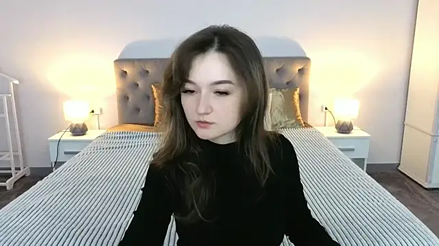 Snapshot of CyrenaLuxe chatting on April 15, 2026, 5:24 am CyrenaLuxe online show from April 15, 2026, 5:24 am