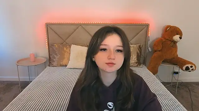 Snapshot of CyrenaLuxe chatting on April 10, 2026, 5:47 am CyrenaLuxe online show from April 10, 2026, 5:47 am