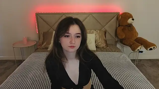 Snapshot of CyrenaLuxe chatting on April 16, 2026, 5:41 am CyrenaLuxe online show from April 16, 2026, 5:41 am