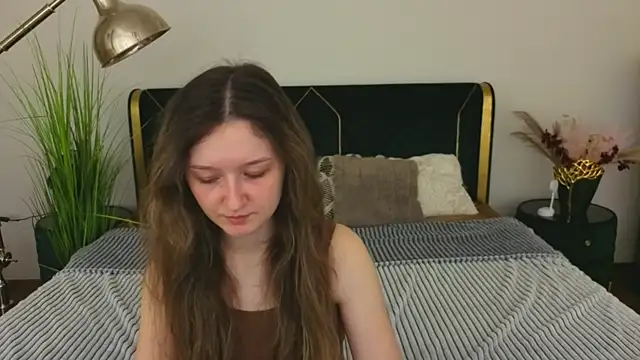 Snapshot of CyrenaLuxe chatting on March 28, 2026, 8:43 pm CyrenaLuxe online show from March 28, 2026, 8:43 pm