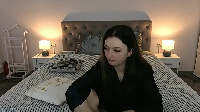 Snapshot of CyrenaLuxe chatting on April 9, 2026, 6:41 am CyrenaLuxe online show from April 9, 2026, 6:41 am