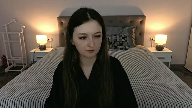 Snapshot of CyrenaLuxe chatting on April 8, 2026, 7:59 pm CyrenaLuxe online show from April 8, 2026, 7:59 pm