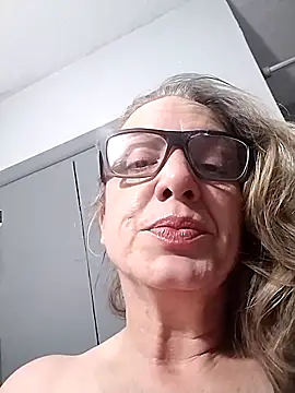 backagainredgirl online show from April 24, 2026, 4:36 am