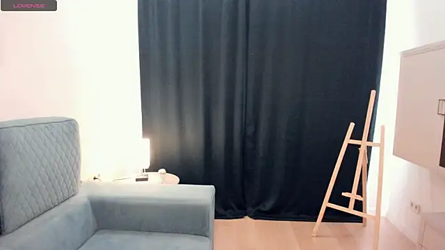 YvonneRobes online show from July 17, 2026, 5:15 am
