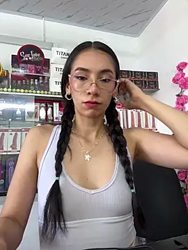 Snapshot of lunaluxury22 chatting on February 4, 2026, 2:34 pm lunaluxury22 online show from February 4, 2026, 2:34 pm