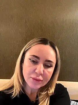 Snapshot of Arina_g chatting on December 17, 2025, 9:42 pm Arina g online show from December 17, 2025, 9:42 pm