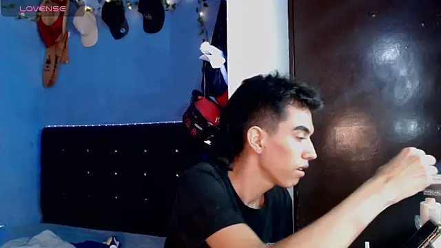 Juan Gomezz26 online show from May 17, 2026, 12:21 am