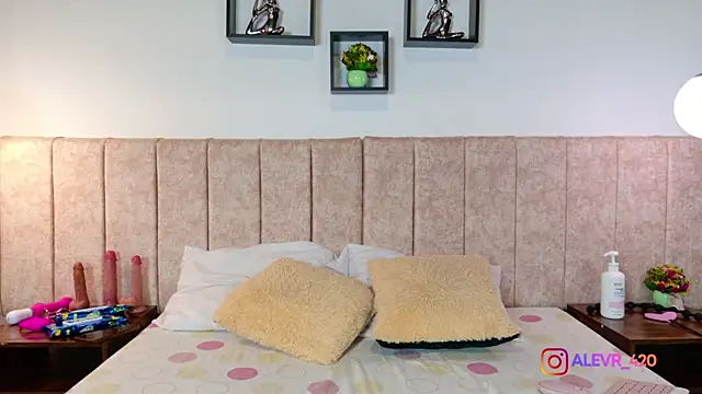 Zoehot 11 online show from March 7, 2026, 9:42 pm