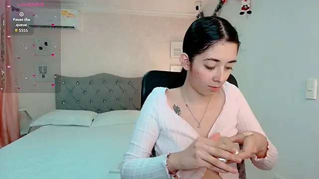 Snapshot of emmalove_doll chatting on January 5, 2026, 8:12 pm emmalove doll online show from January 5, 2026, 8:12 pm