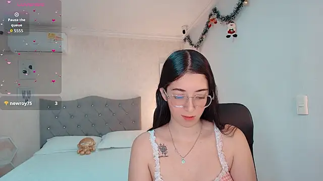 Snapshot of emmalove_doll chatting on February 10, 2026, 11:20 am emmalove doll online show from February 10, 2026, 11:20 am