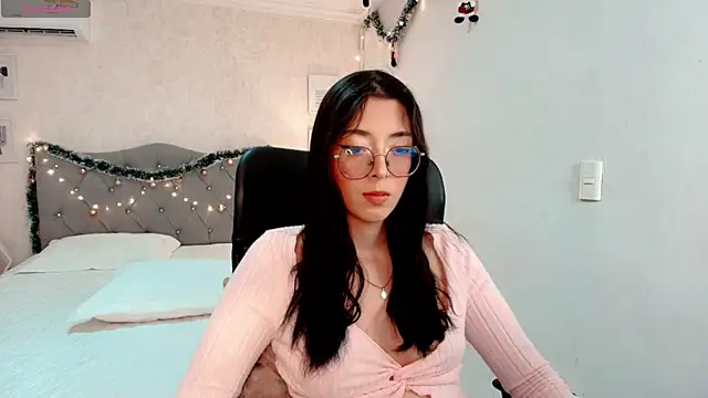 Snapshot of emmalove_doll chatting on December 20, 2025, 6:33 pm emmalove doll online show from December 20, 2025, 6:33 pm