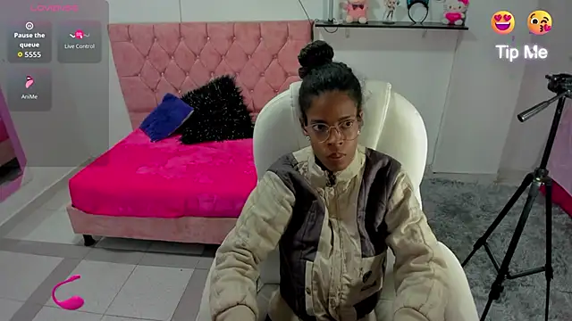 Snapshot of Thianahornyy chatting on December 15, 2025, 9:59 am Thianahornyy online show from December 15, 2025, 9:59 am