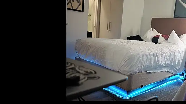 Snapshot of bluntbeautyxo chatting on December 16, 2025, 1:10 am bluntbeautyxo online show from December 16, 2025, 1:10 am