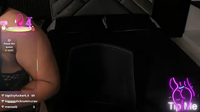 Snapshot of Almaablack chatting on December 15, 2025, 8:25 pm Almaablack online show from December 15, 2025, 8:25 pm