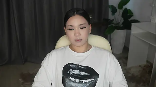 Snapshot of AyannaMilian chatting on December 15, 2025, 8:53 am AyannaMilian online show from December 15, 2025, 8:53 am