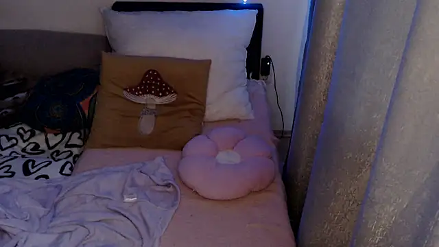 AlienforTwenty online show from April 18, 2026, 4:26 am