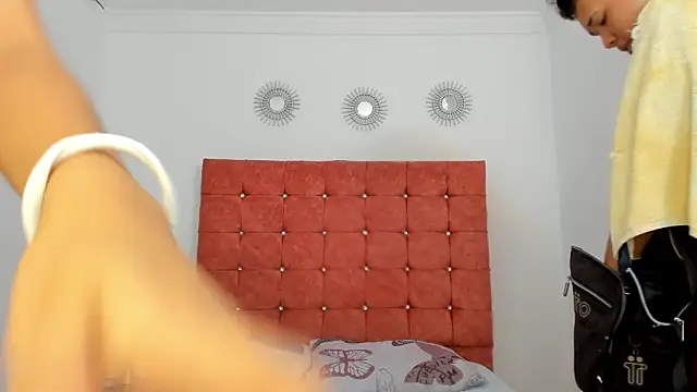 Snapshot of Beele_and_Evie chatting on February 1, 2026, 12:14 pm Beele and Evie online show from February 1, 2026, 12:14 pm