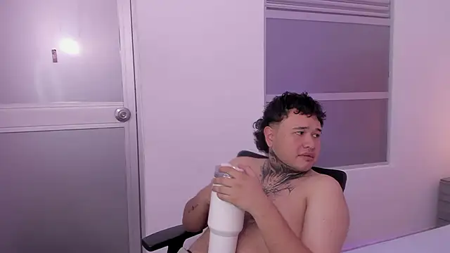 Snapshot of Beele_and_Evie chatting on February 5, 2026, 8:48 pm Beele and Evie online show from February 5, 2026, 8:48 pm