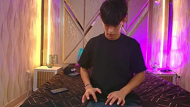 Skinny boyx online show from December 14, 2025, 1:28 pm