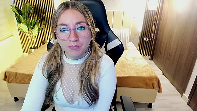 Snapshot of Violeta_Dream_ chatting on December 15, 2025, 2:45 pm Violeta Dream online show from December 15, 2025, 2:45 pm