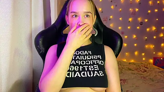 Snapshot of celestara_moon chatting on December 15, 2025, 7:47 am celestara moon online show from December 15, 2025, 7:47 am