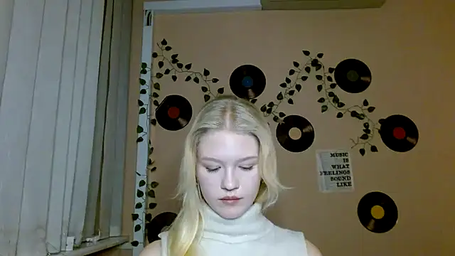 Snapshot of Aria__Moon chatting on December 17, 2025, 3:06 pm Aria Moon online show from December 17, 2025, 3:06 pm