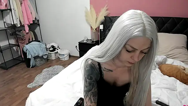 Snapshot of Melina_Diamond chatting on December 16, 2025, 8:13 pm Melina Diamond online show from December 16, 2025, 8:13 pm