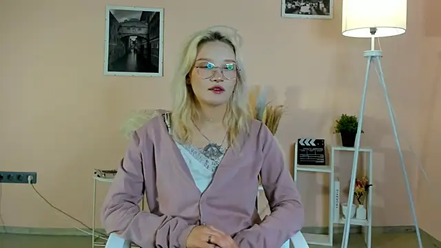 AdelinaMaddalena online show from December 18, 2025, 12:31 pm