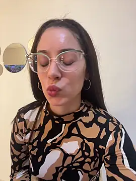 emeraldjimenezz online show from May 17, 2026, 8:20 pm