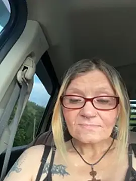 Snapshot of lindzybella chatting on May 15, 2026, 11:14 pm lindzybella online show from May 15, 2026, 11:14 pm