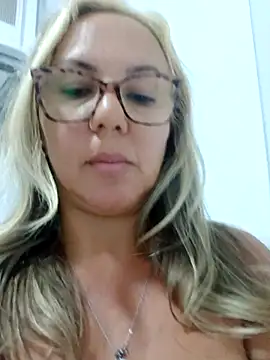 Snapshot of Pamelamilf chatting on December 16, 2025, 7:18 pm Pamelamilf online show from December 16, 2025, 7:18 pm