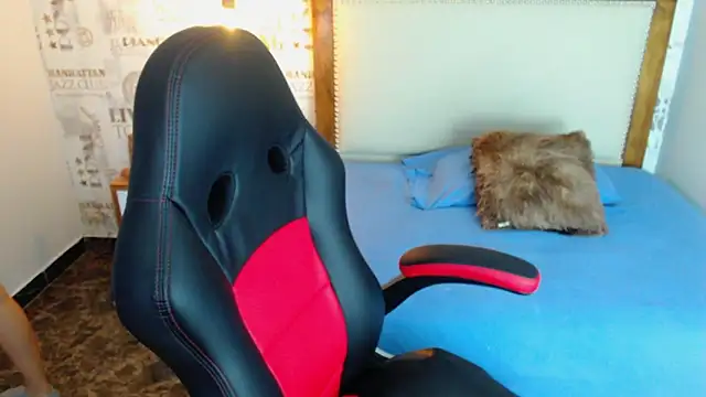 Snapshot of SIENNA_FOX4 chatting on April 6, 2026, 12:50 pm SIENNA FOX4 online show from April 6, 2026, 12:50 pm