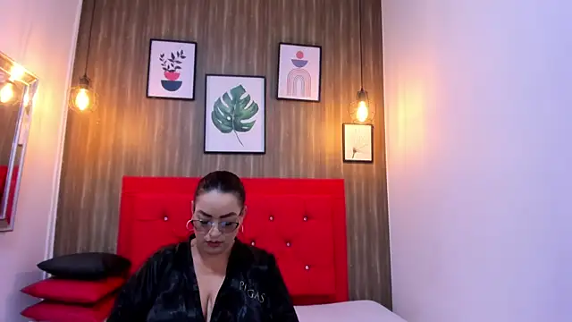 Snapshot of meggancurvy chatting on February 19, 2026, 7:00 pm meggancurvy online show from February 19, 2026, 7:00 pm