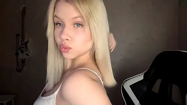 Snapshot of YourMoor chatting on December 20, 2025, 3:37 pm YourMoor online show from December 20, 2025, 3:37 pm