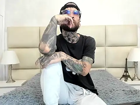 Snapshot of CalvinKorvus chatting on December 18, 2025, 9:40 pm CalvinKorvus online show from December 18, 2025, 9:40 pm