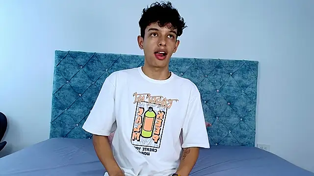 Snapshot of maxfrost_1 chatting on December 19, 2025, 7:16 pm maxfrost 1 online show from December 19, 2025, 7:16 pm