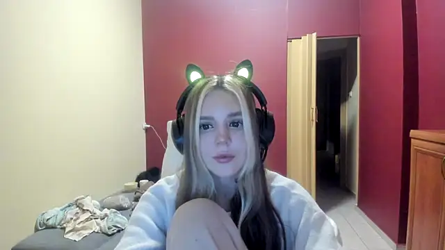 Snapshot of LunaAngell chatting on December 21, 2025, 12:35 am LunaAngell online show from December 21, 2025, 12:35 am