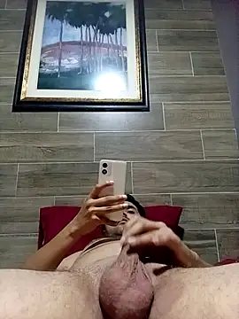 Snapshot of Miche199614 chatting on December 18, 2025, 1:55 am Miche199614 online show from December 18, 2025, 1:55 am