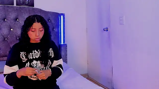 Mia Cavalli online show from December 22, 2025, 7:03 pm