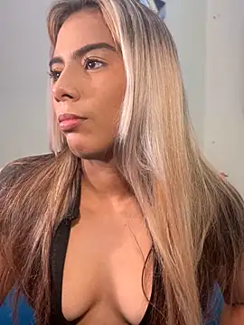 Snapshot of MiaSizzle chatting on December 19, 2025, 8:55 pm MiaSizzle online show from December 19, 2025, 8:55 pm