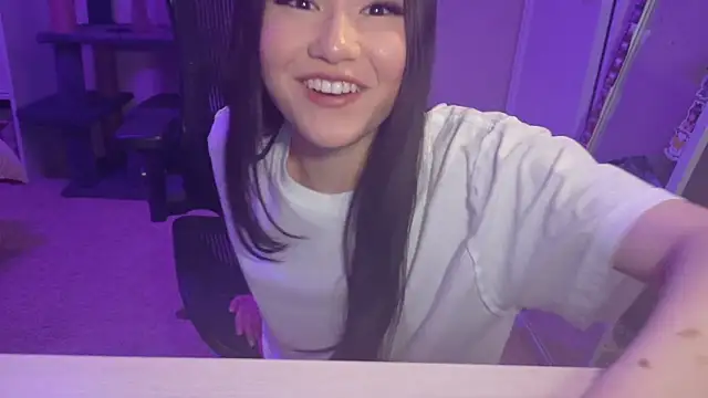 luvvivii online show from March 8, 2026, 2:04 am