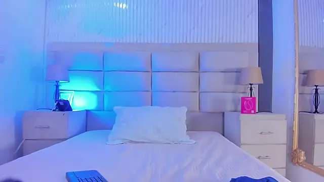 ManuelaEvans  online show from February 19, 2026, 9:01 pm