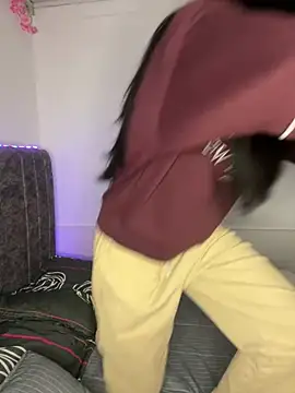 junorise23 online show from April 19, 2026, 4:46 am